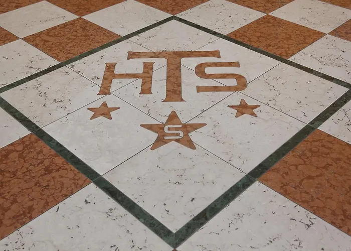 酒店 Tito Serrano' 3*